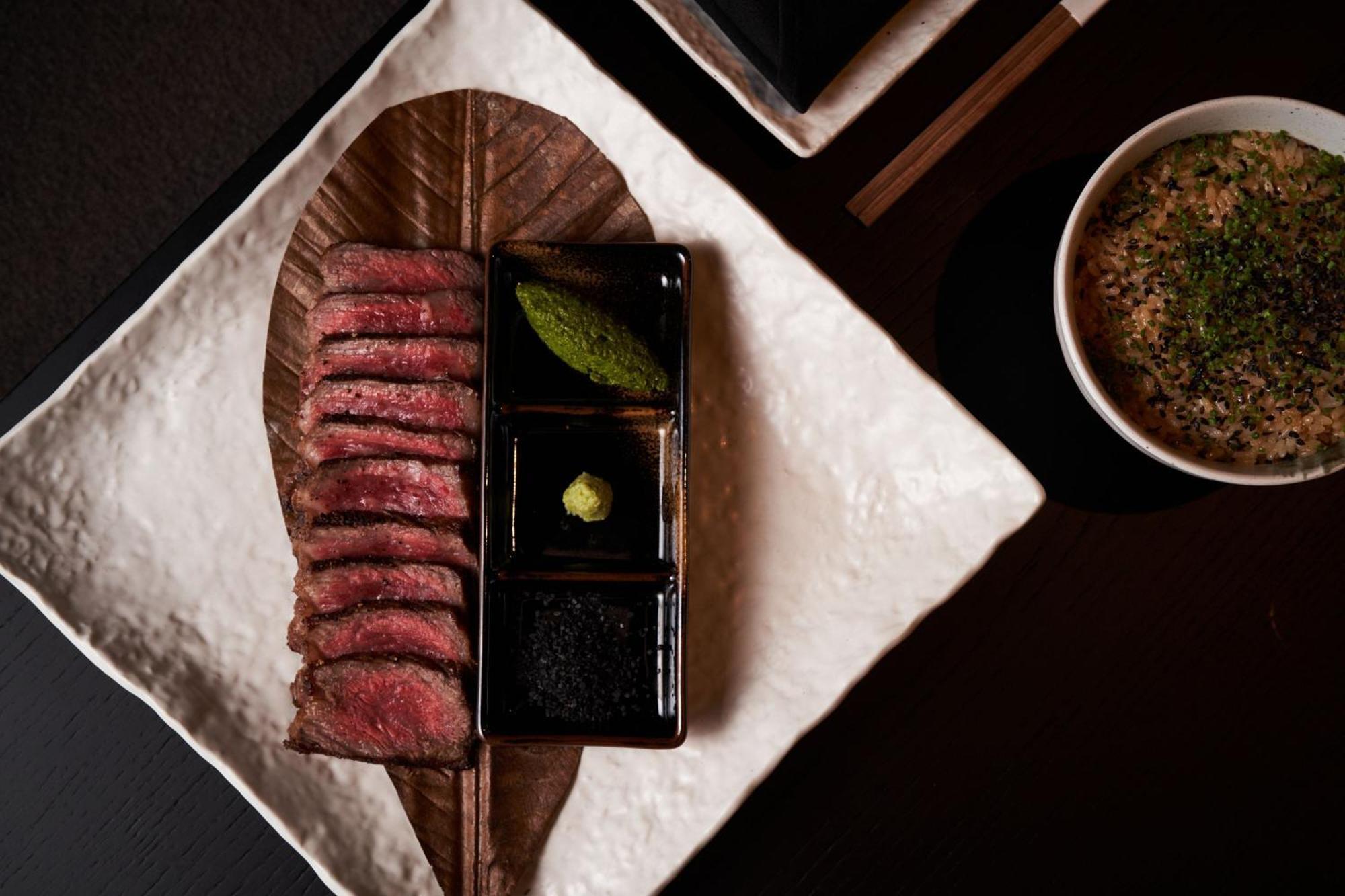 Marriott Resort Palm Jumeirah, Дубай Экстерьер фото A plate of steak