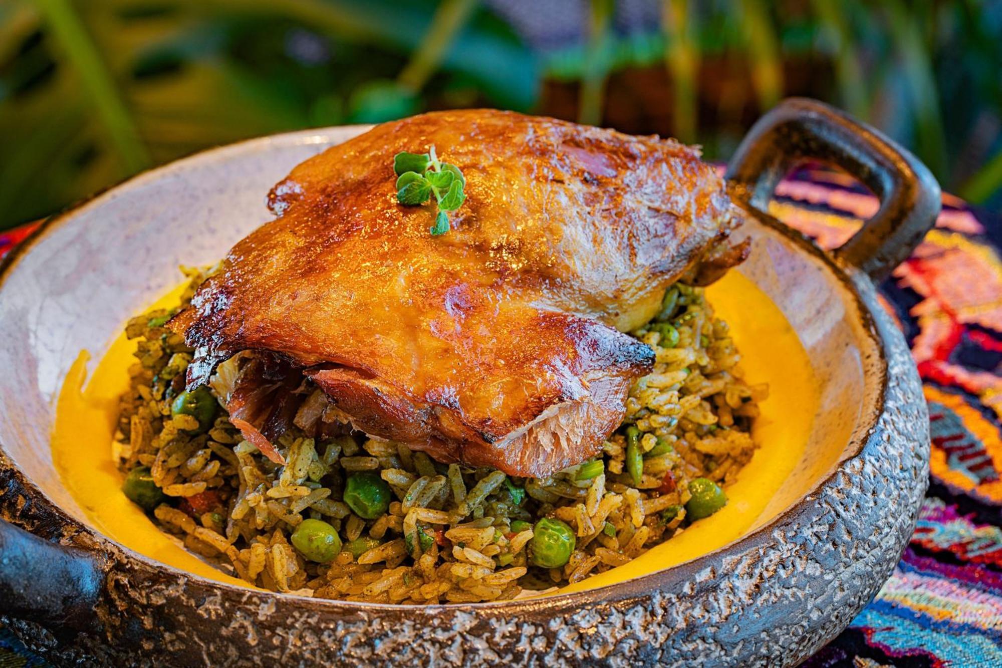 Marriott Resort Palm Jumeirah, Дубай Экстерьер фото A dish of chicken and rice