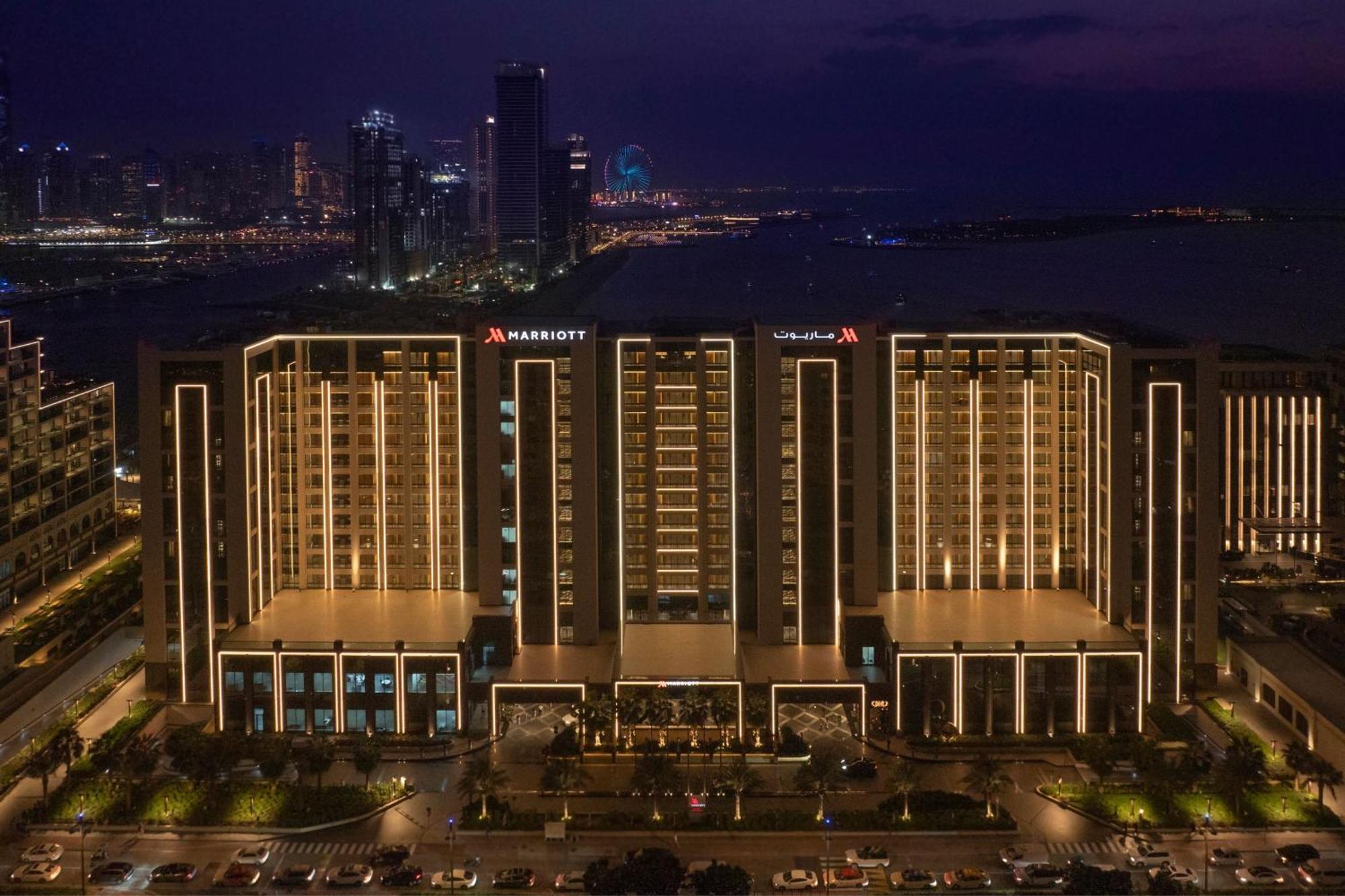 Marriott Resort Palm Jumeirah, Дубай Экстерьер фото The hotel at night