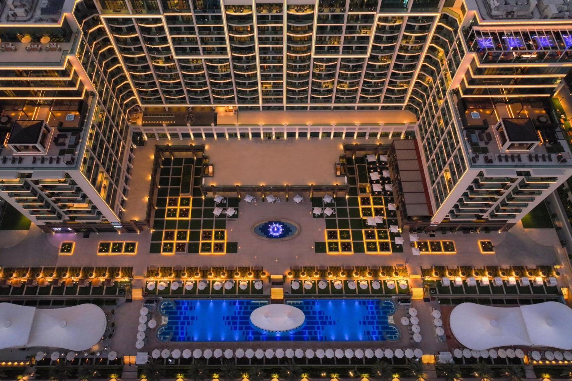 Marriott Resort Palm Jumeirah, Дубай Экстерьер фото The hotel's courtyard